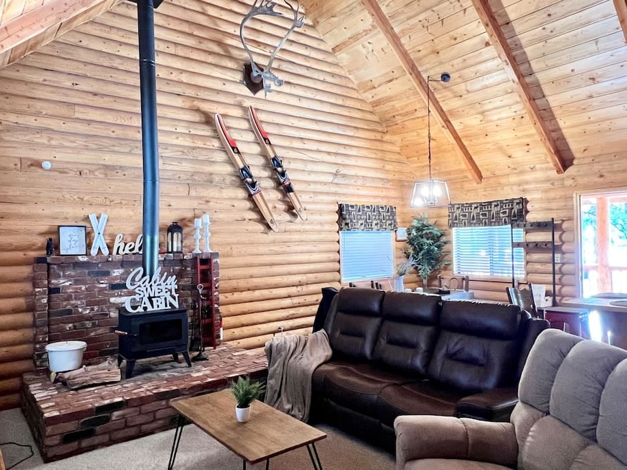 Cozy up after a day of hiking, snowboarding/skiing, biking in our living room with our fireplace in our real log vaulted spacious living room area.