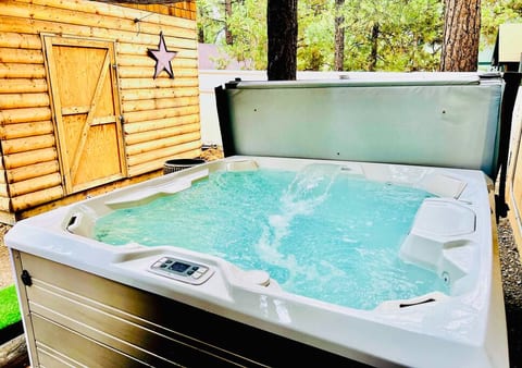 STAR WARS family cabin/HOT TUB/EVoutlet/GAME RM