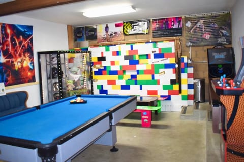 STAR WARS family cabin/HOT TUB/EVoutlet/GAME RM