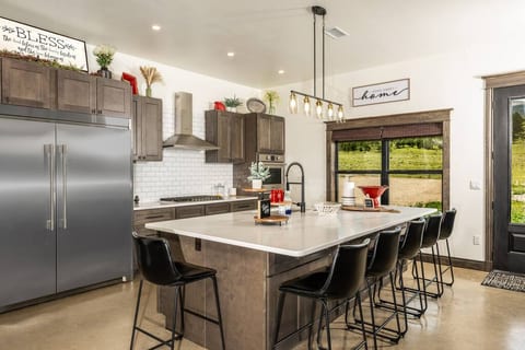 Cozy Mountain Mimosa Retreat