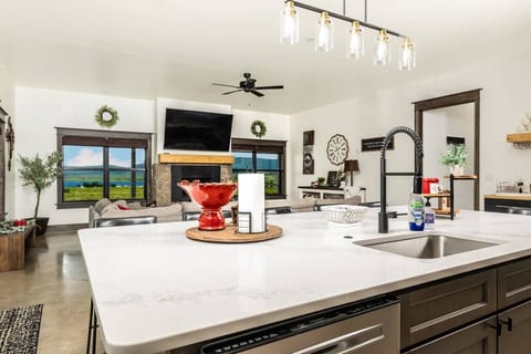 Cozy Mountain Mimosa Retreat