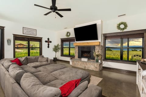 Cozy Mountain Mimosa Retreat