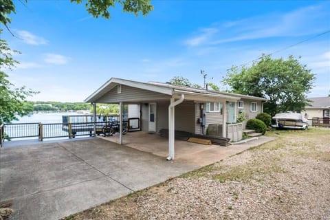 Great Lakefront Private Home and Dock! SUP & Kayak