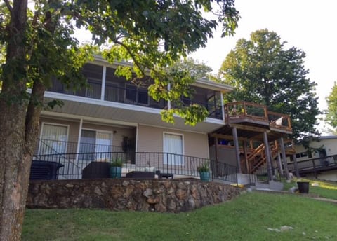 Great Lakefront Private Home and Dock! SUP & Kayak