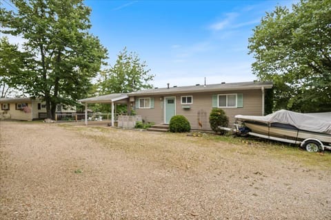Great Lakefront Private Home and Dock! SUP & Kayak