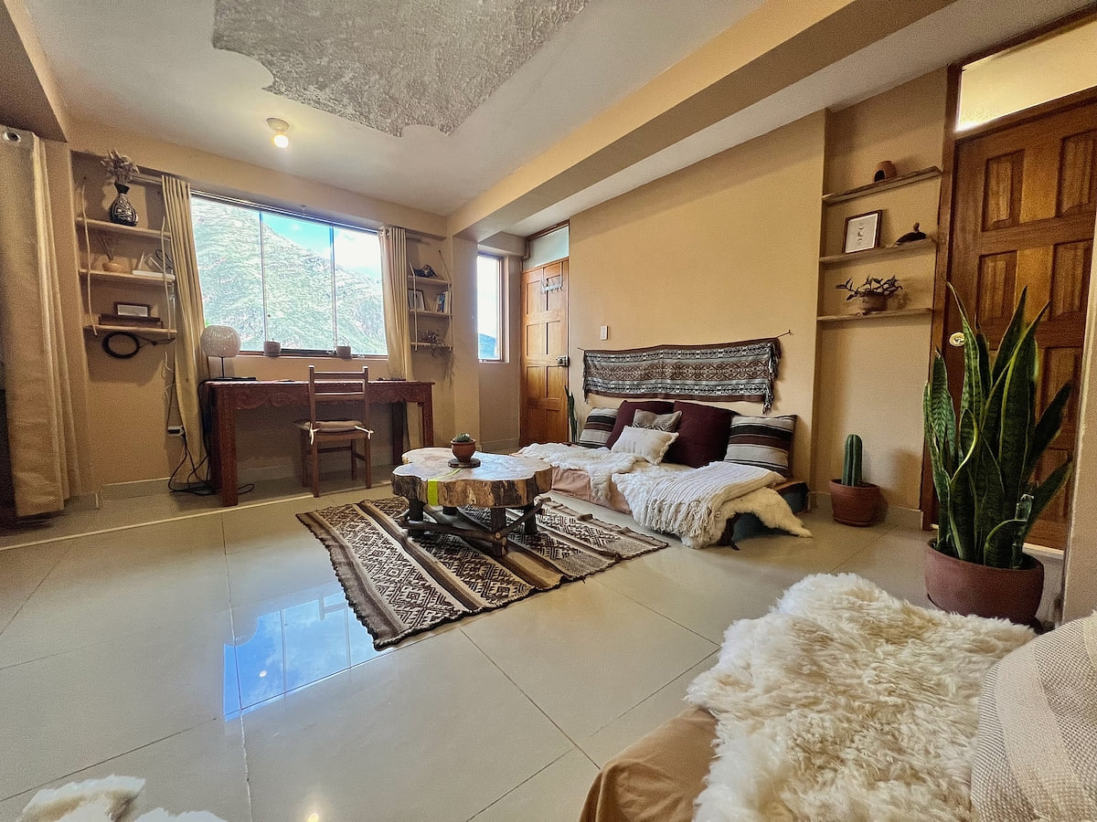 Central Pisac 2BR Flat w/ view, rooftop & home gym