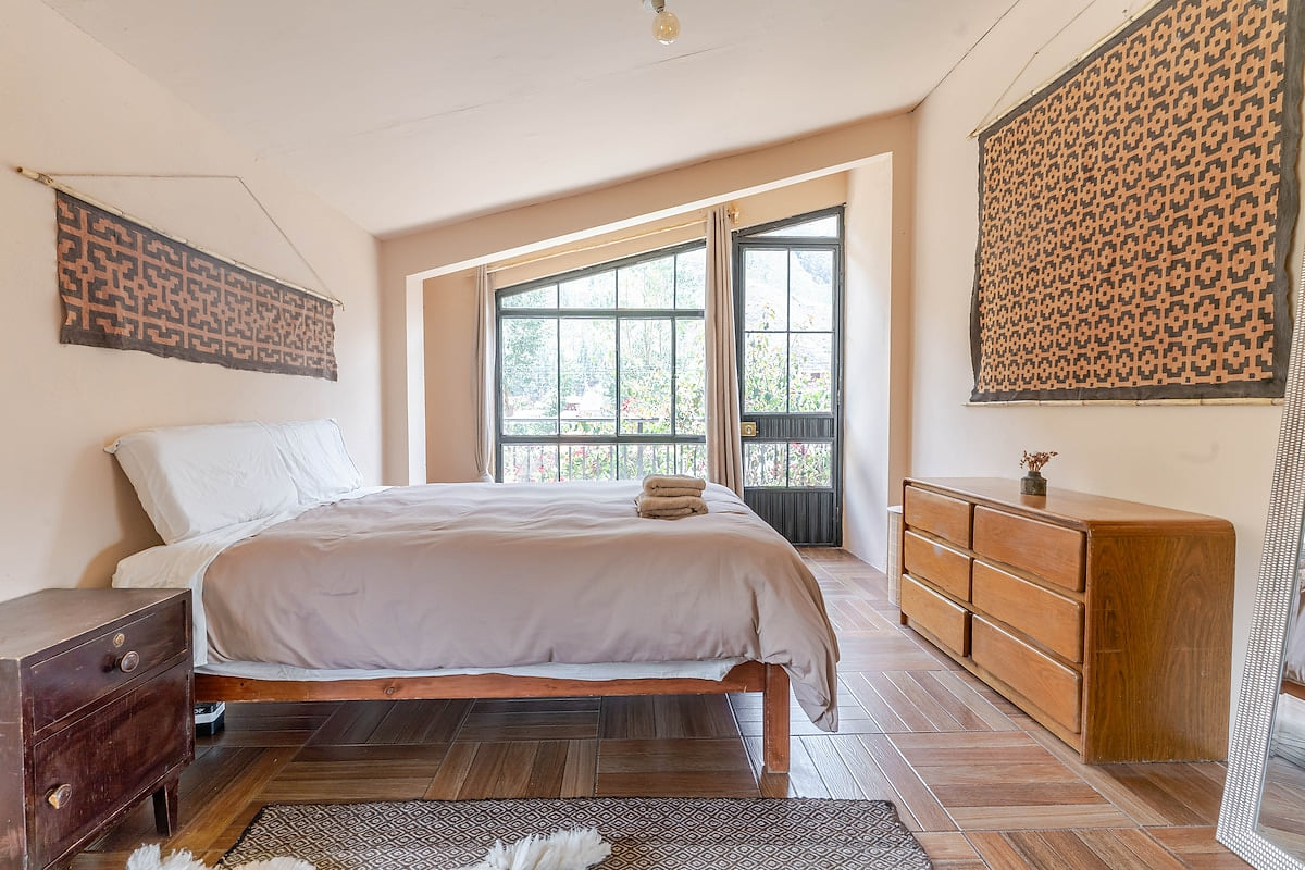 Beautiful bright house w/ gated garden & balcony