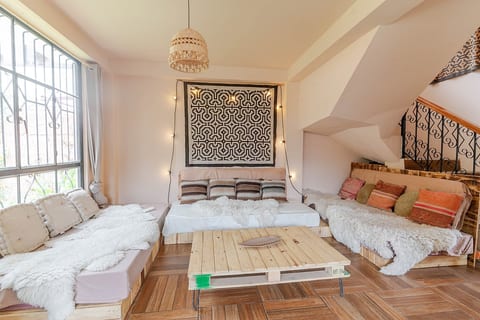 Beautiful bright house w/ gated garden & balcony