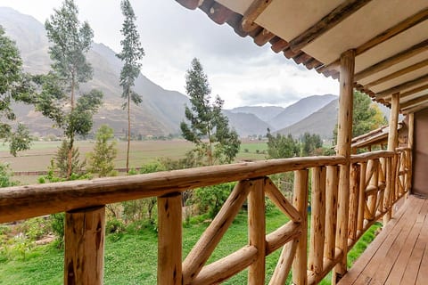 Cosy countryside home w/ mountain views
