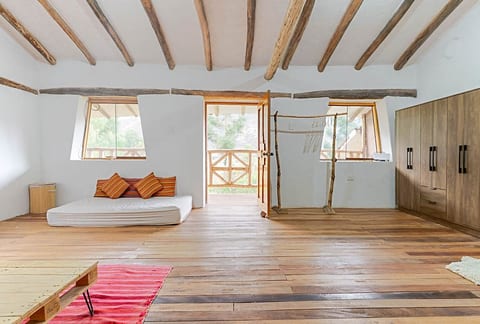 Cosy countryside home w/ mountain views