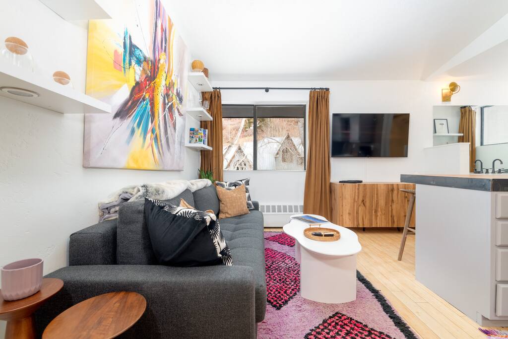 Monthly Listing - Vibrant Studio