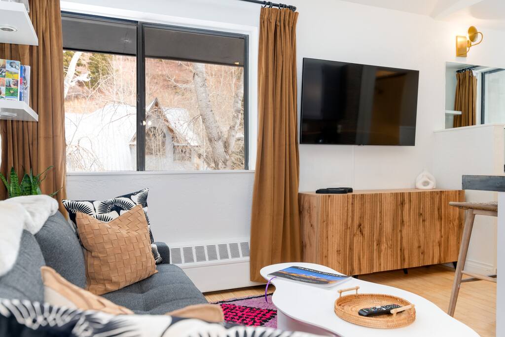 Monthly Listing - Vibrant Studio