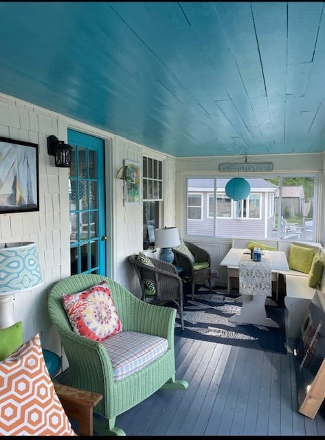 Cute and cozy lake view cottage