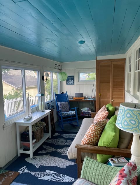 Cute and cozy lake view cottage
