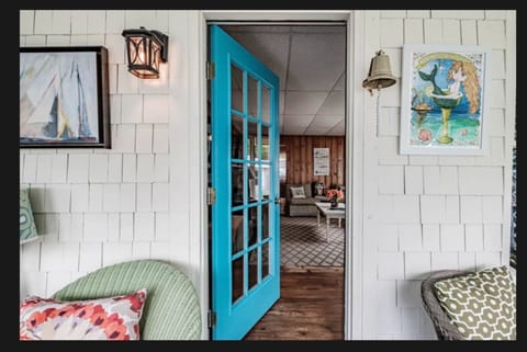 Cute and cozy lake view cottage