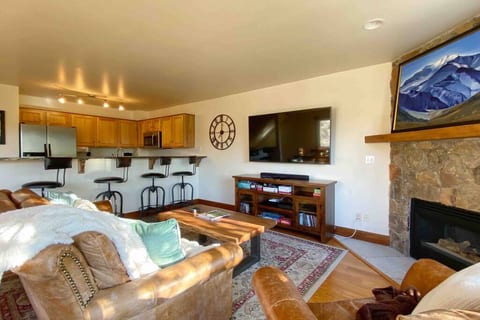 Sunny Avon Townhome! Steps to BC Skier Shuttle