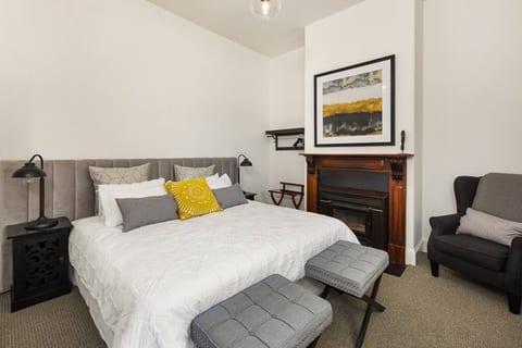 Bedroom 1 - King-sized bed