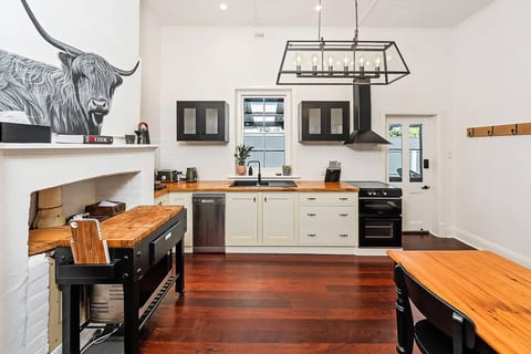 Sparkling fully-equipped kitchen with plenty of preparation space, dishwasher and fast induction stove.