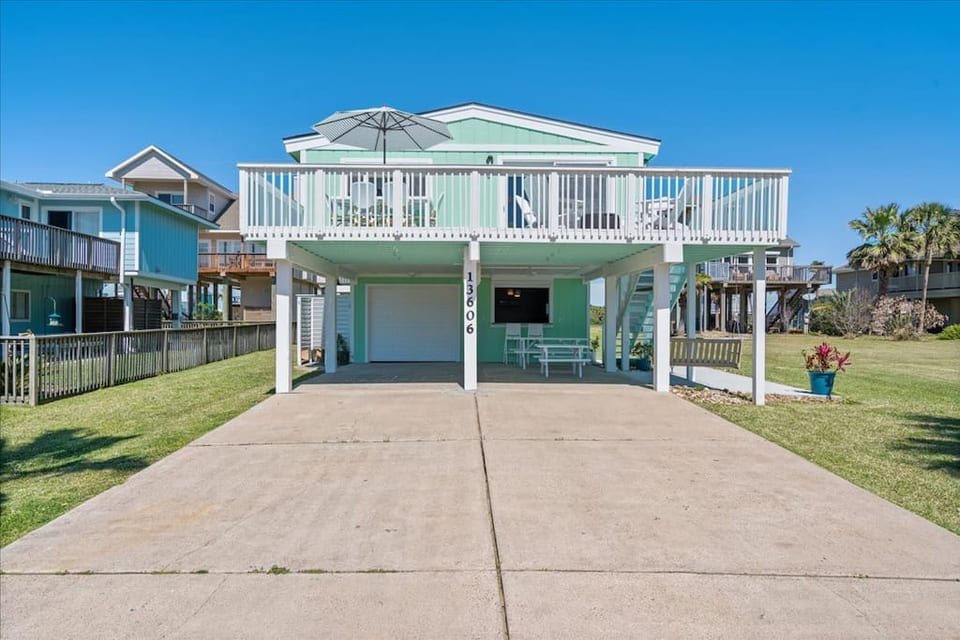 Newly Remodeled and 2 Blocks from Beach! - Pirates Beach