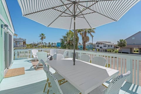 Newly Remodeled and 2 Blocks from Beach!