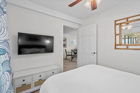 Newly Remodeled and 2 Blocks from Beach!