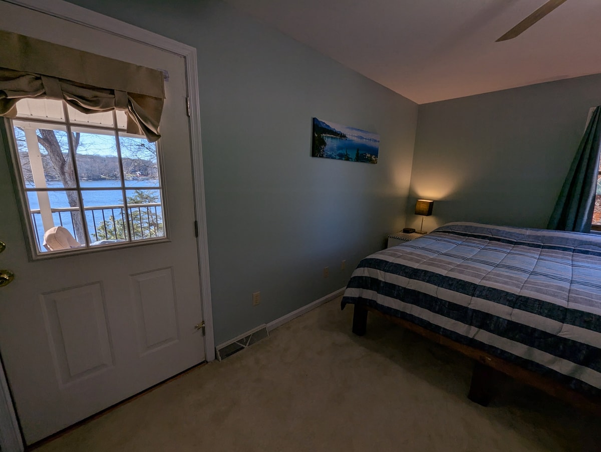 Lakefront sunsets~large dock~Kayaks&SUP~Game Room - Moneta Lakefront sunsets~large dock~Kayaks&SUP~Game Room - Moneta