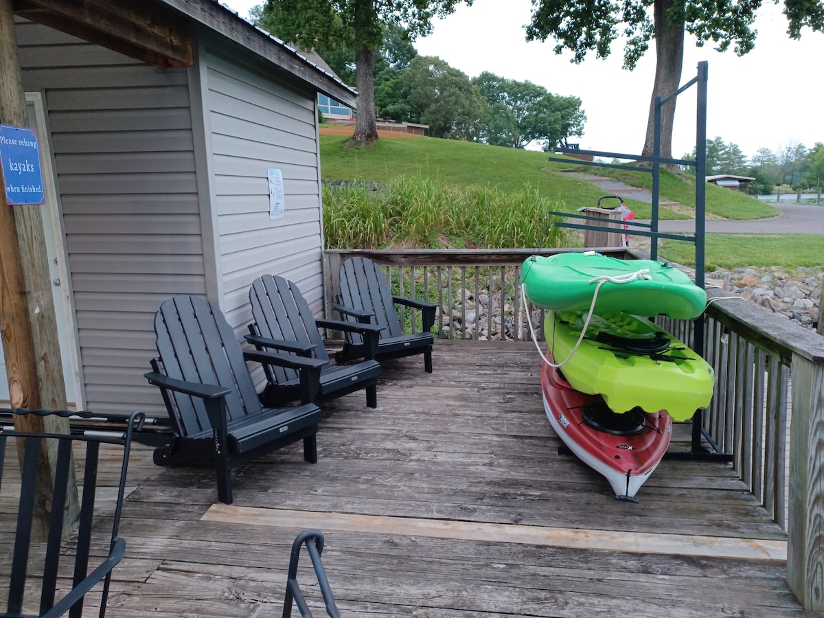Lakefront sunsets~large dock~Kayaks&SUP~Game Room - Moneta Lakefront sunsets~large dock~Kayaks&SUP~Game Room - Moneta