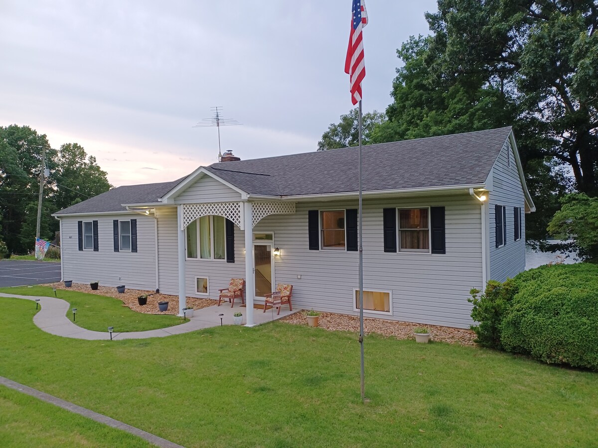 Lakefront sunsets~large dock~Kayaks&SUP~Game Room - Moneta Lakefront sunsets~large dock~Kayaks&SUP~Game Room - Moneta