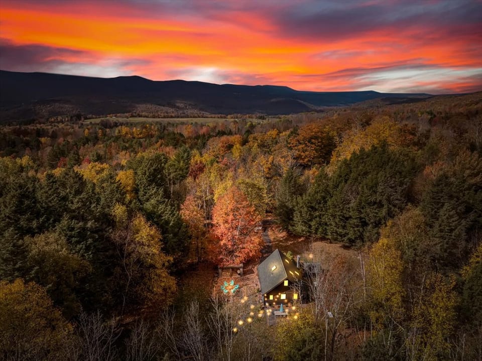 Enjoy a private, secluded spot away from the hustle and bustle, tucked amongst the trees and mountains. Experience the country life! 