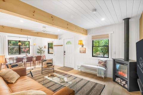 Sink into your leather couch after a day of exploring the beauty of the Catkills. Your open concept living and dining space is perfect for relaxing with friends and family, connecting and making memories.  