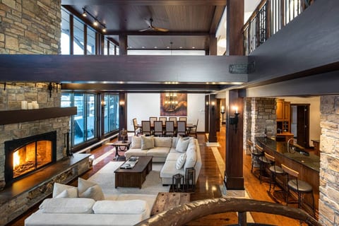 Penthouse, 9 bdr ski in/out, steps to Village