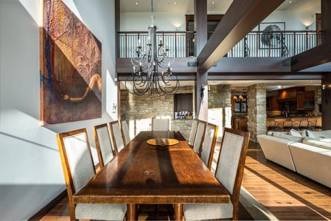 Penthouse, 9 bdr ski in/out, steps to Village