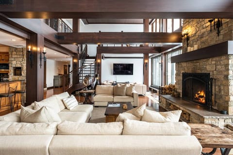 Penthouse, 9 bdr ski in/out, steps to Village