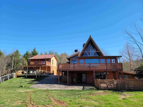 High N Helen, Hot Tub, Amazing Views, Vibe Bed!