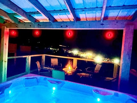 High N Helen, Hot Tub, Amazing Views, Vibe Bed!