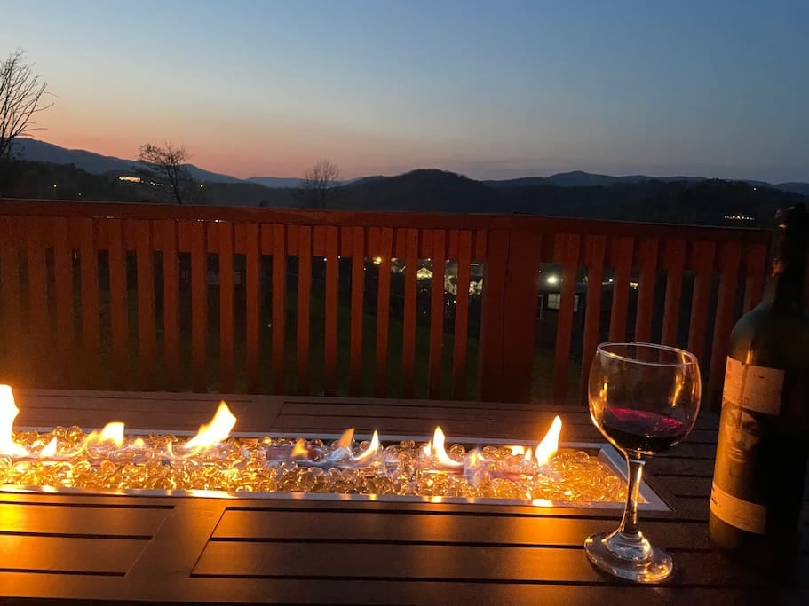 ¡High N Helen, jacuzzi, vistas increíbles, cama con ambiente! - Helen