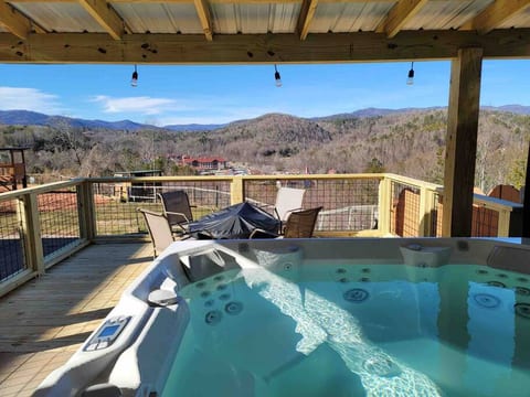 Seven person hot tub, fire pit. shared with small cabin