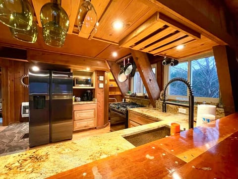 High in Helen, A-frame*Vibration Bed*Hot Tub!