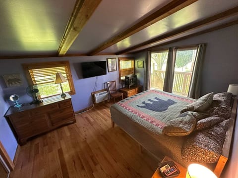 High N Helen, HotTub-Pool Table-Vibe Bed-in City!