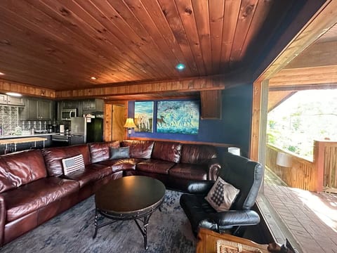 High N Helen, HotTub-Pool Table-Vibe Bed-in City!