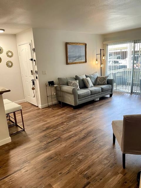 Oceanside Cozy B - 2 miles from beaches