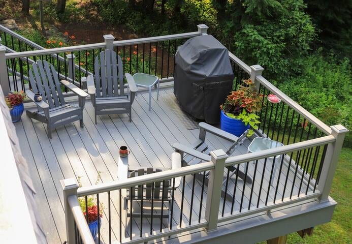 Expansive deck has gas grill