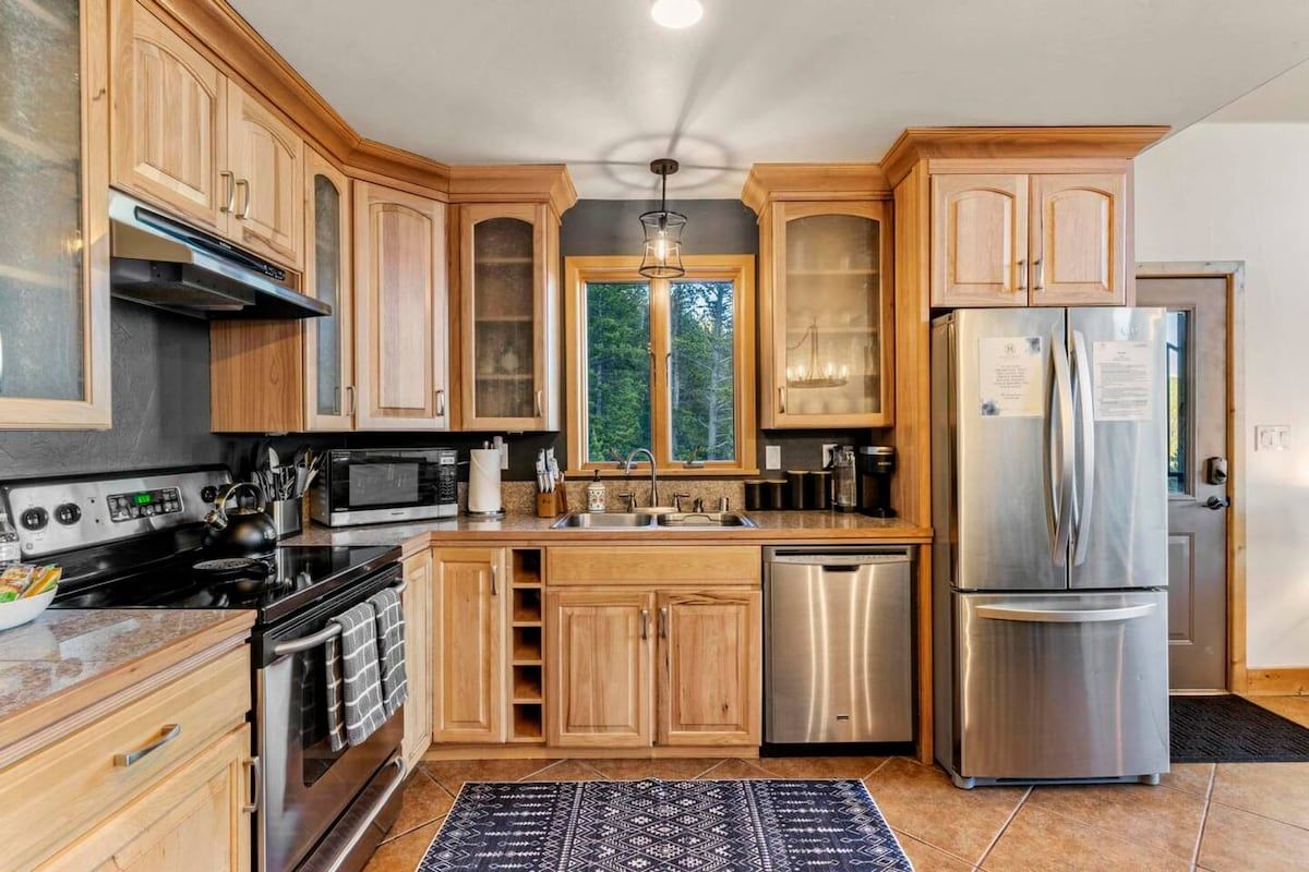 Fully Stocked Kitchen
