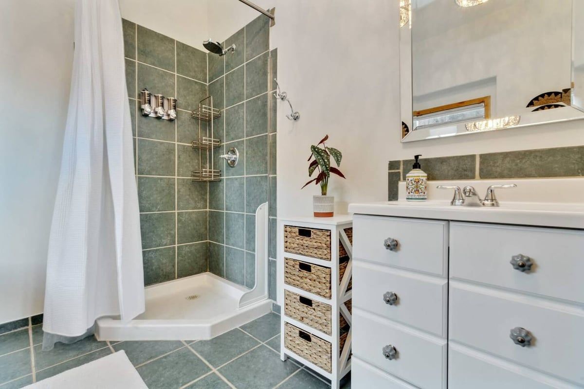 Main Floor En-suite Bathroom