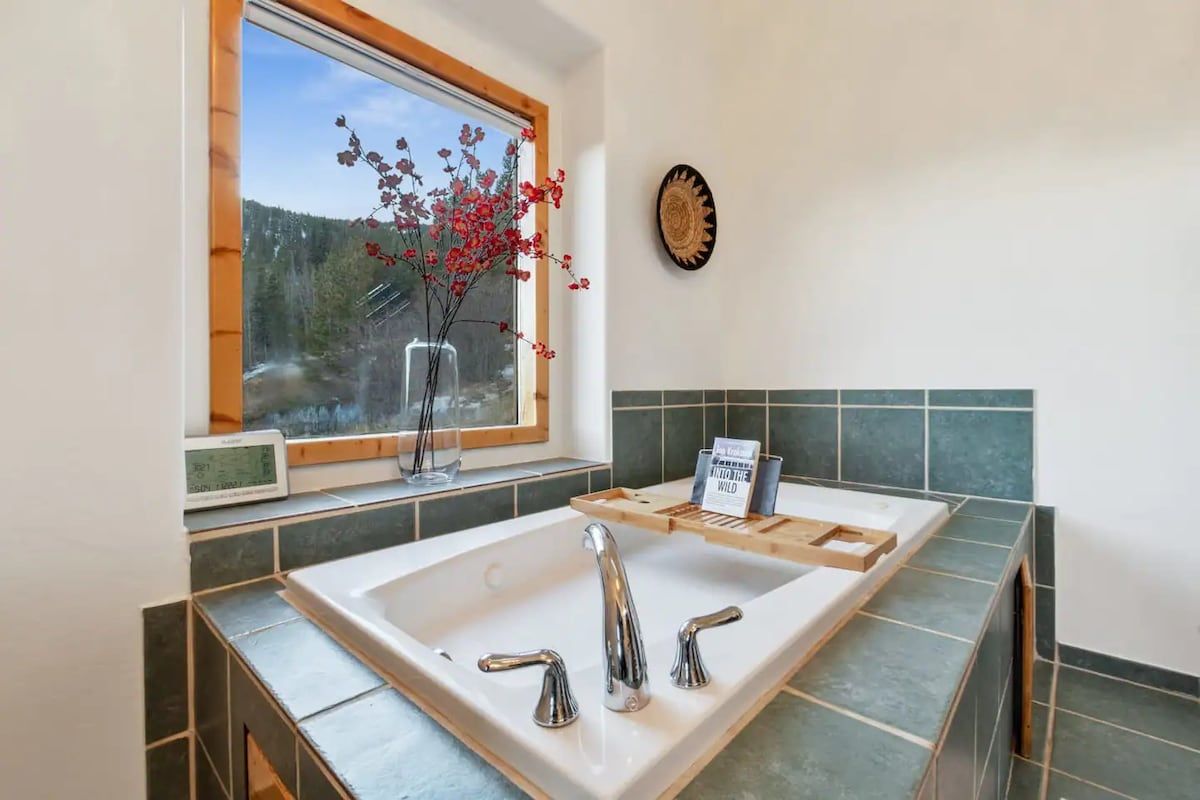 Main Floor En-suite Bathroom