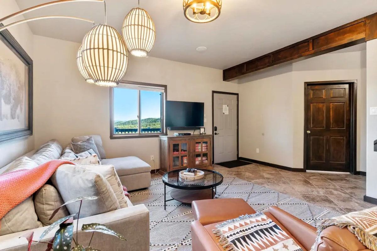 Downstairs Living Room w/ Sleeper Sofa & Streaming TV Service (login with your own accounts)
