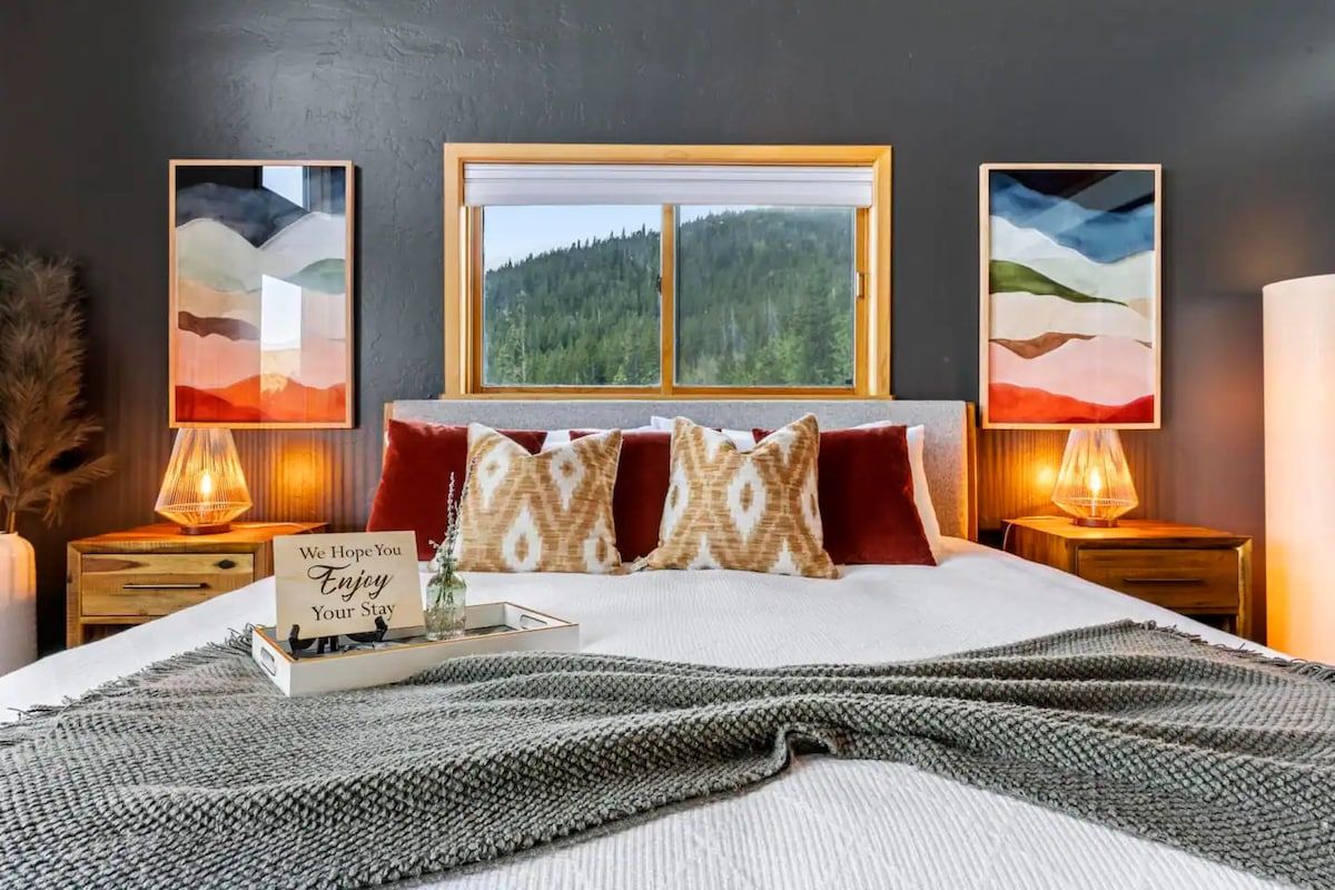 Main Floor King Bed
