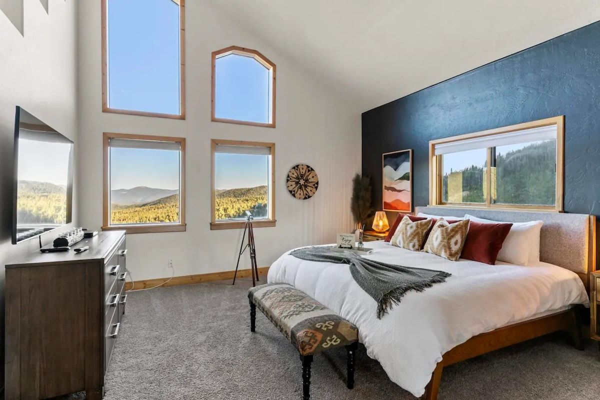 Main Floor King Bedroom