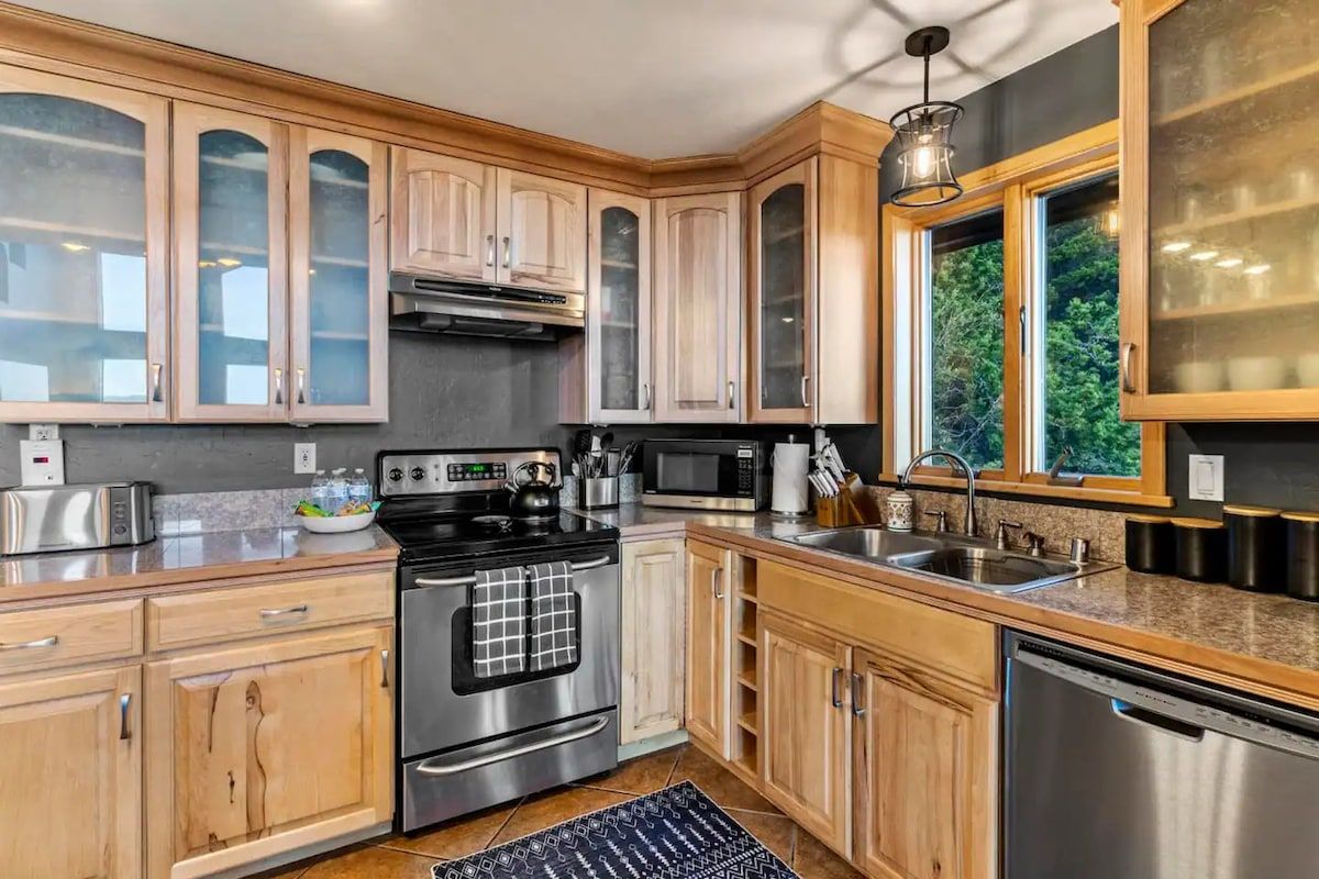 Fully Stocked Kitchen

