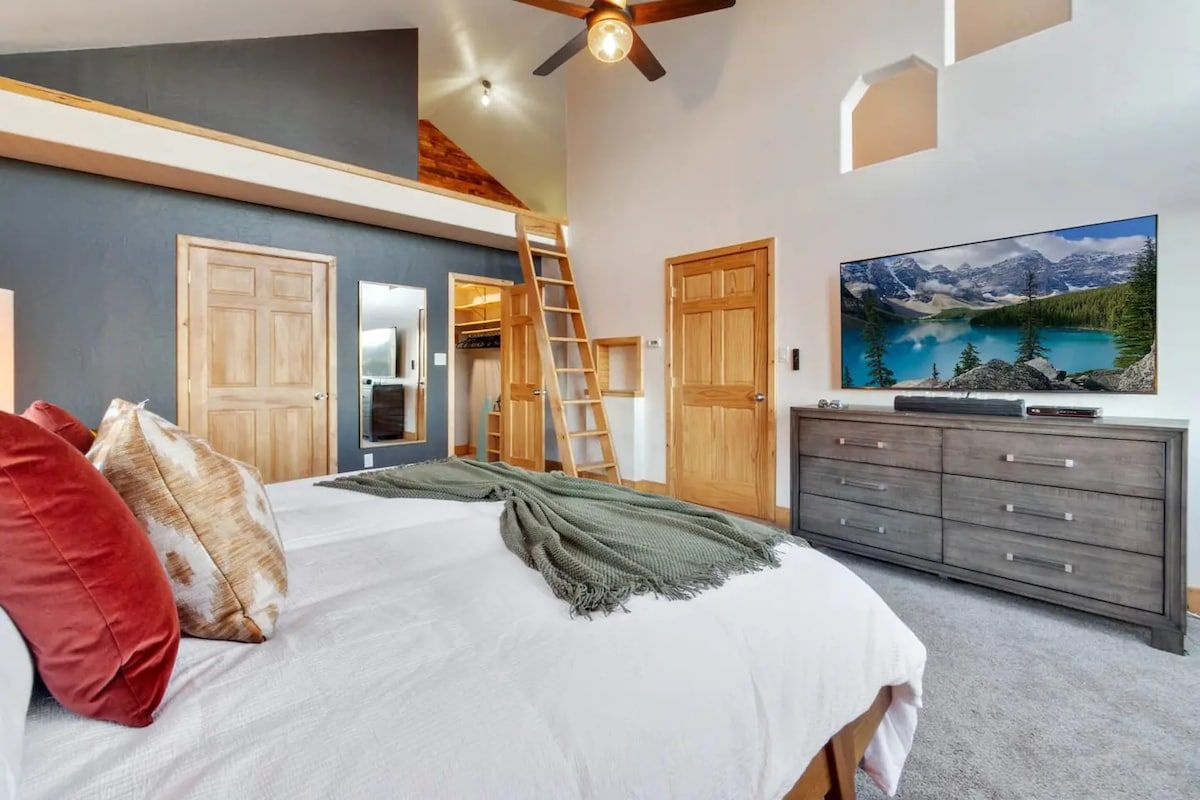 Main floor bedroom with ensuite bath and access to Loft
